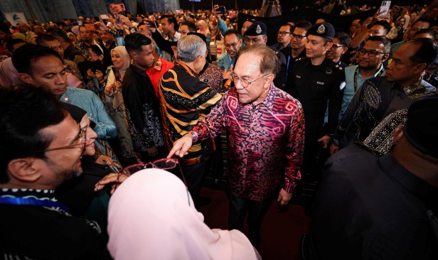 Isu UEC: Pemikiran sekolah Cina dah berubah, 40 tahun lalu mereka tak mahu cakap Melayu - Anwar