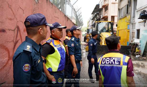 Gempur Pasar borong KL: 18 struktur binaan haram diroboh, lebih 300 kompaun, notis dikeluarkan