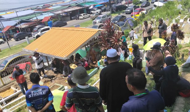 40 jenazah terkesan tanah runtuh di Kampung Sim Sim dipindahkan, dikebumi satu liang