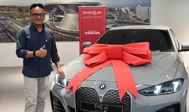 Disiplin menabung 9 tahun bawa tuah, Mohd Syazi bawa pulang BMW i4 eDrive35