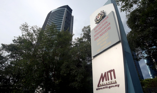 Tarif 10 peratus AS terhadap Malaysia berkuat kuasa hari ini