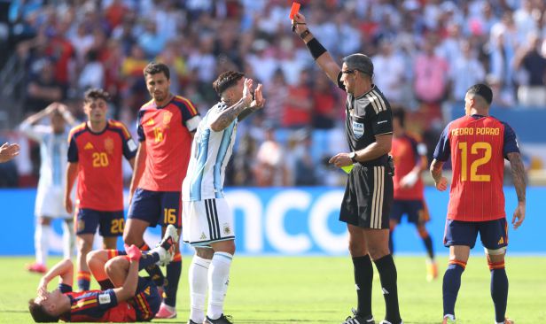 Fernandez sertai senarai penerima kad merah final Piala Dunia
