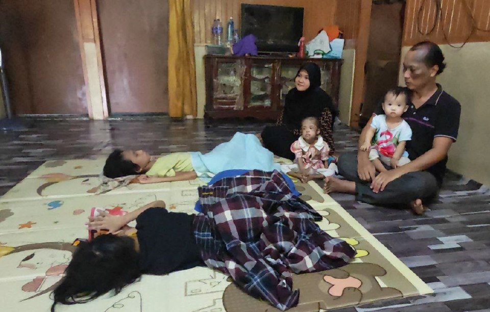 Ujian bertimpa, suami isteri reda hilang seorang cahaya mata, kini cekal jaga 3 anak terlantar