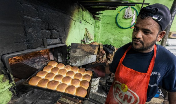 Hiap Joo Bakery kekal guna ketuhar kayu api selepas lebih 100 tahun