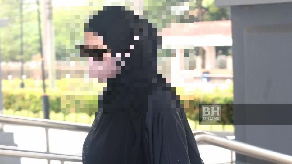 Kes dadah: Pelakon drama kepolisan tiba di mahkamah, diiringi 3 pengawal peribadi