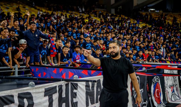 Nak sangat bagi bola dekat rakyat, jom kita bagi bola kat rakyat - TMJ