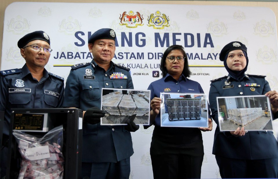 Kastam rampas 72 server mengandungi AI canggih, cecair vape dadah bernilai RM54.1 juta di KLIA
