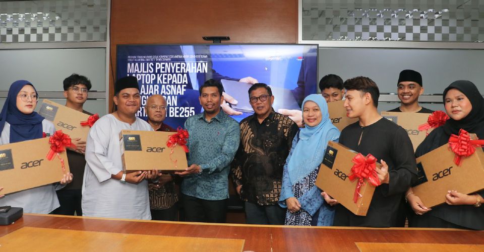 Tujuh pelajar asnaf UiTM terima sumbangan komputer riba