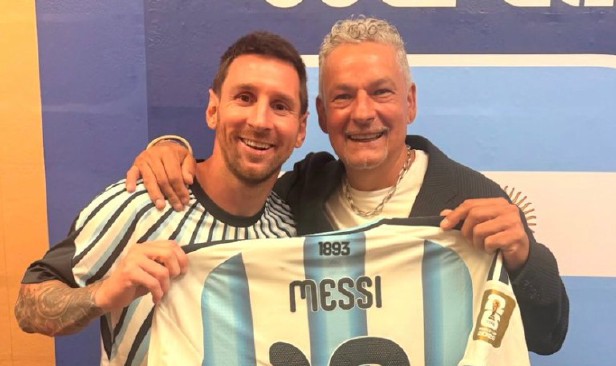 Messi hadiahkan jersi kepada Baggio