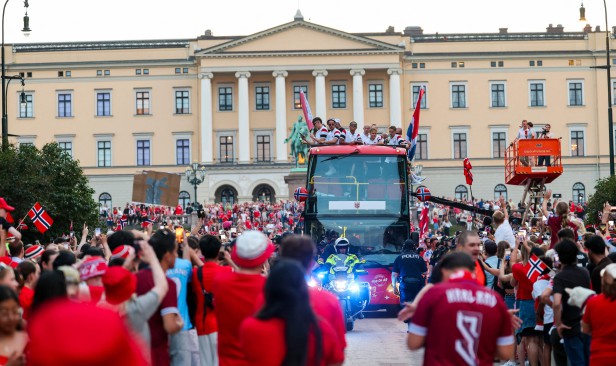90,000 penyokong sambut kepulangan Norway