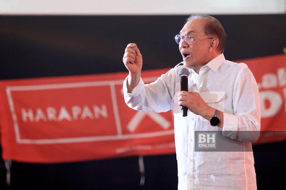`Eh, aku pergi tolong kamu di negeri Kedah tahu tak' - Anwar tempelak Sanusi