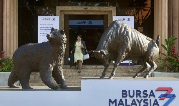 Lonjakan harga minyak dorong Bursa Malaysia ditutup tinggi