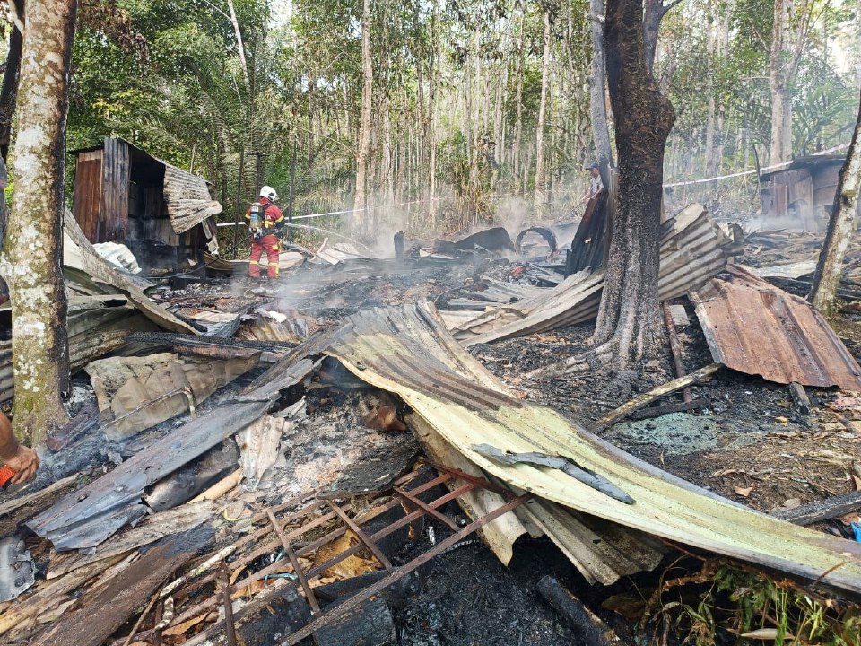Bomba naiki perahu penduduk ke lokasi rumah terbakar