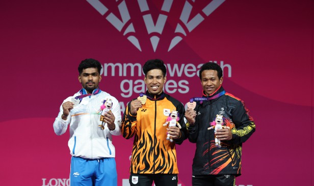 Angkat berat hadiah dua emas pertama kontinjen negara