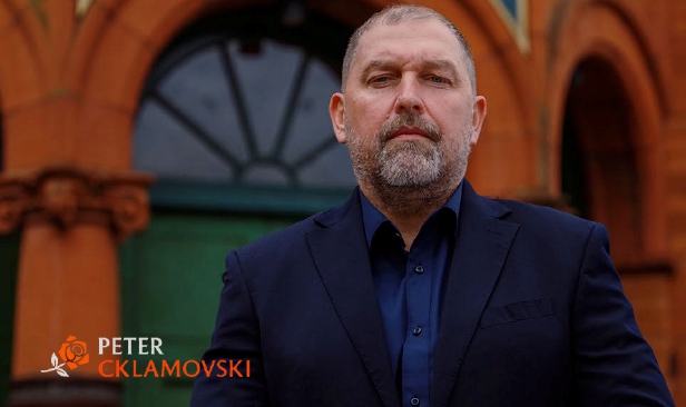 Salford City umum pelantikan Cklamovski