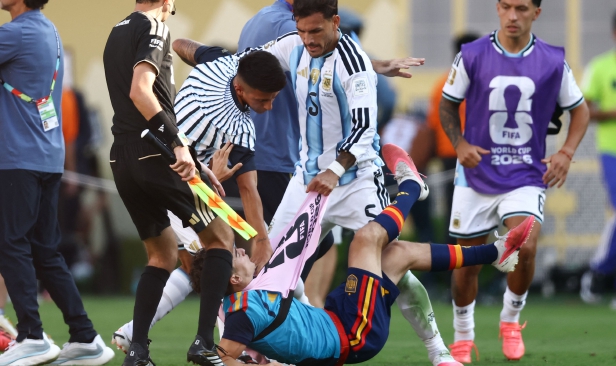 Penyokong kecam perangai 'samseng' pemain Argentina