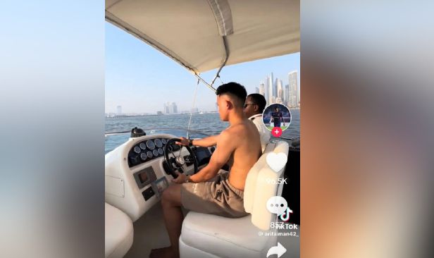 Arif Aiman curi tumpuan, santai kemudi kapal