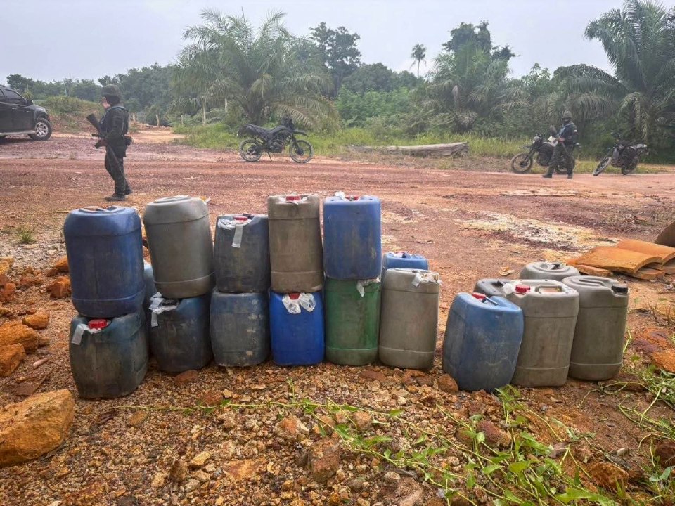 Thailand rampas 750 liter petrol bersubsidi Malaysia ditinggalkan di tebing Sungai Golok