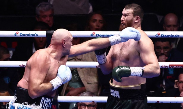 Fury tewaskan Makhmudov, cabar Joshua