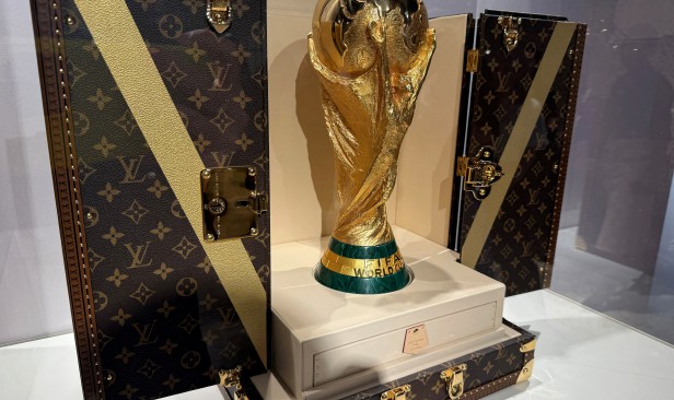 Trofi Piala Dunia tampil bergaya dalam bagasi Louis Vuitton