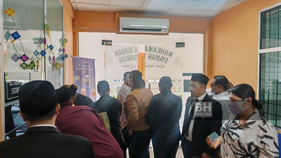 Berlagak seperti wanita, 14 lelaki didakwa di mahkamah hari ini